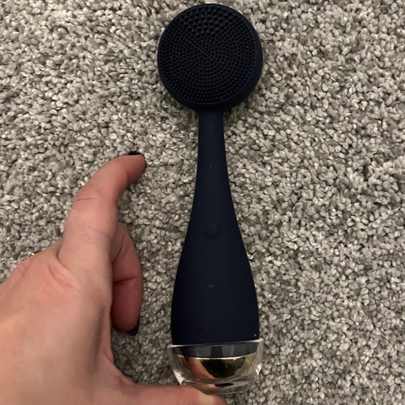 Navy blue PMD Facial Cleaner tool - Picture 2 of 5
